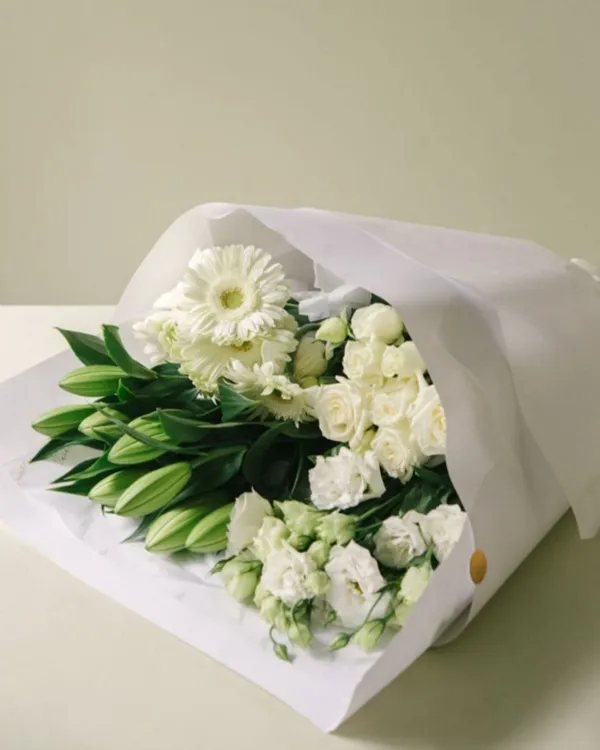 White lisianthus